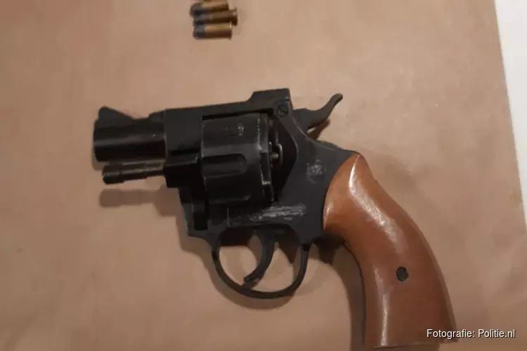 Man gearresteerd, revolver in woning gevonden