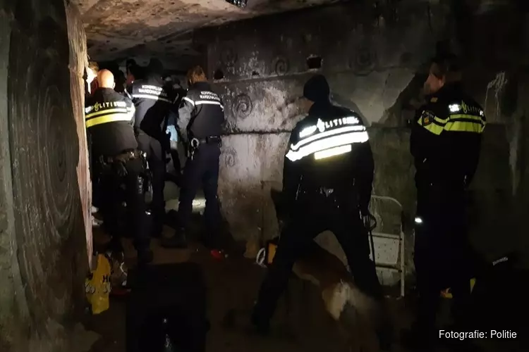 Politie ontdekt en beëindigd feest in bunker