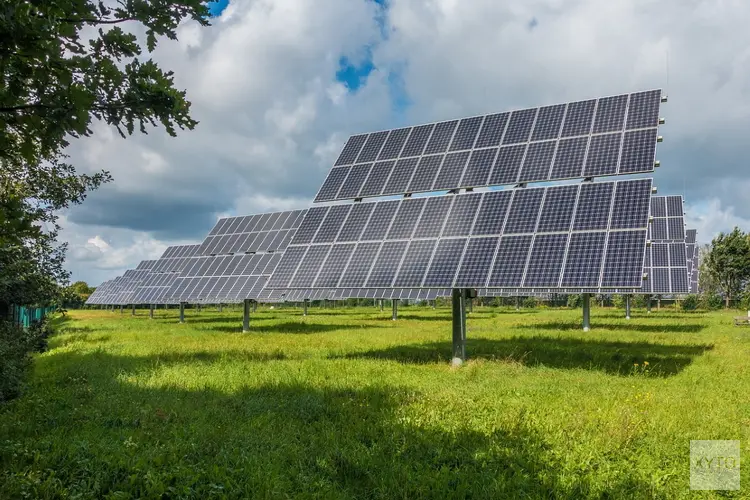 Verticale zonnepanelen op gevel stadsschouwburg