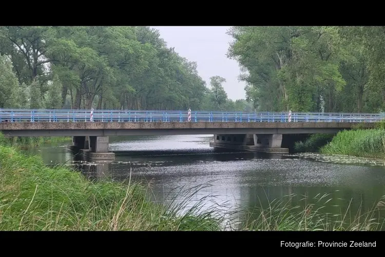 Onderhoud aan de dijk en brug bij de rondweg in Sluis (N253)