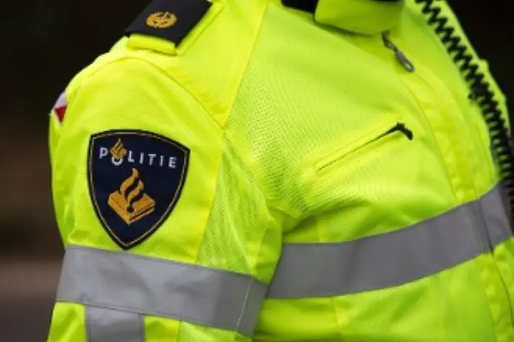 Automobilist vlucht voor politie, rijdt door rood en mishandelt agenten